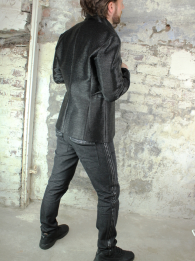 Jacke aus schwarzem, bastartigem Stoff