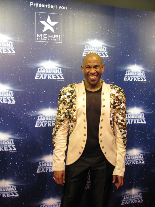 David Moore beim 25-jährigen Jubliäum von Starlight Express (2013) mit einer Jacke, die ich mit Tausenden Knöpfen bestückte.